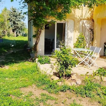 Joli Gîte d'entressen dans Mas en campagne avec piscine jeux d'extérieurs pour enfants terrain de pétanque Exterior foto