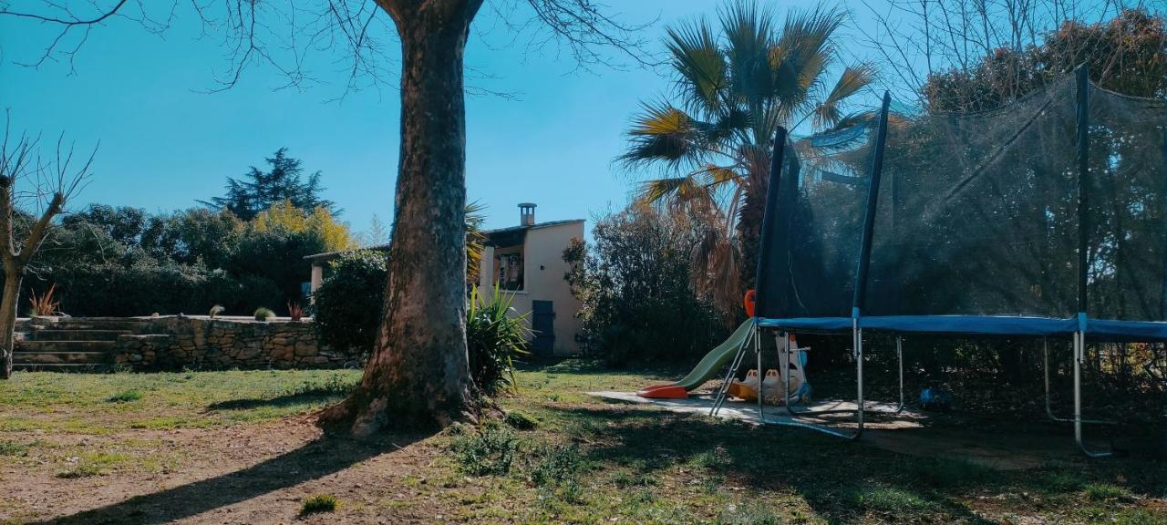 Joli Gîte d'entressen dans Mas en campagne avec piscine jeux d'extérieurs pour enfants terrain de pétanque Exterior foto