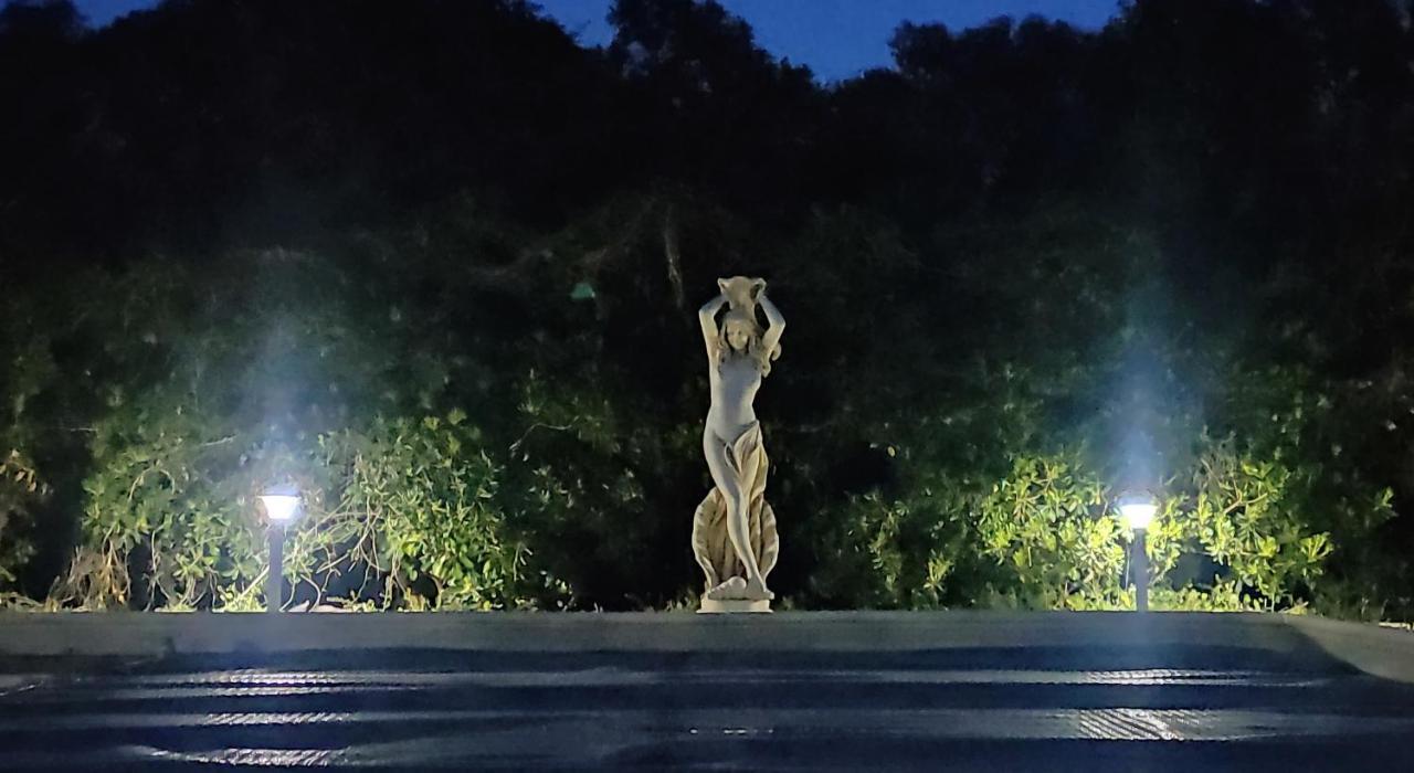 Joli Gîte d'entressen dans Mas en campagne avec piscine jeux d'extérieurs pour enfants terrain de pétanque Exterior foto