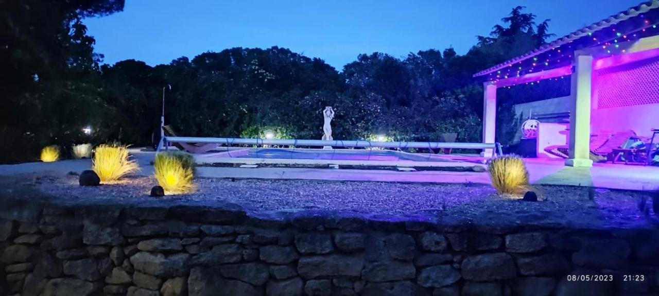 Joli Gîte d'entressen dans Mas en campagne avec piscine jeux d'extérieurs pour enfants terrain de pétanque Exterior foto